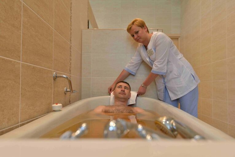 Kupanje u borovini će olakšati stanje muškarca sa prostatitisom